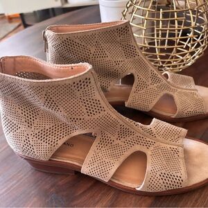 Lucky Brand Gladiator sandal Tan 8 1/2. Never worn outside the house